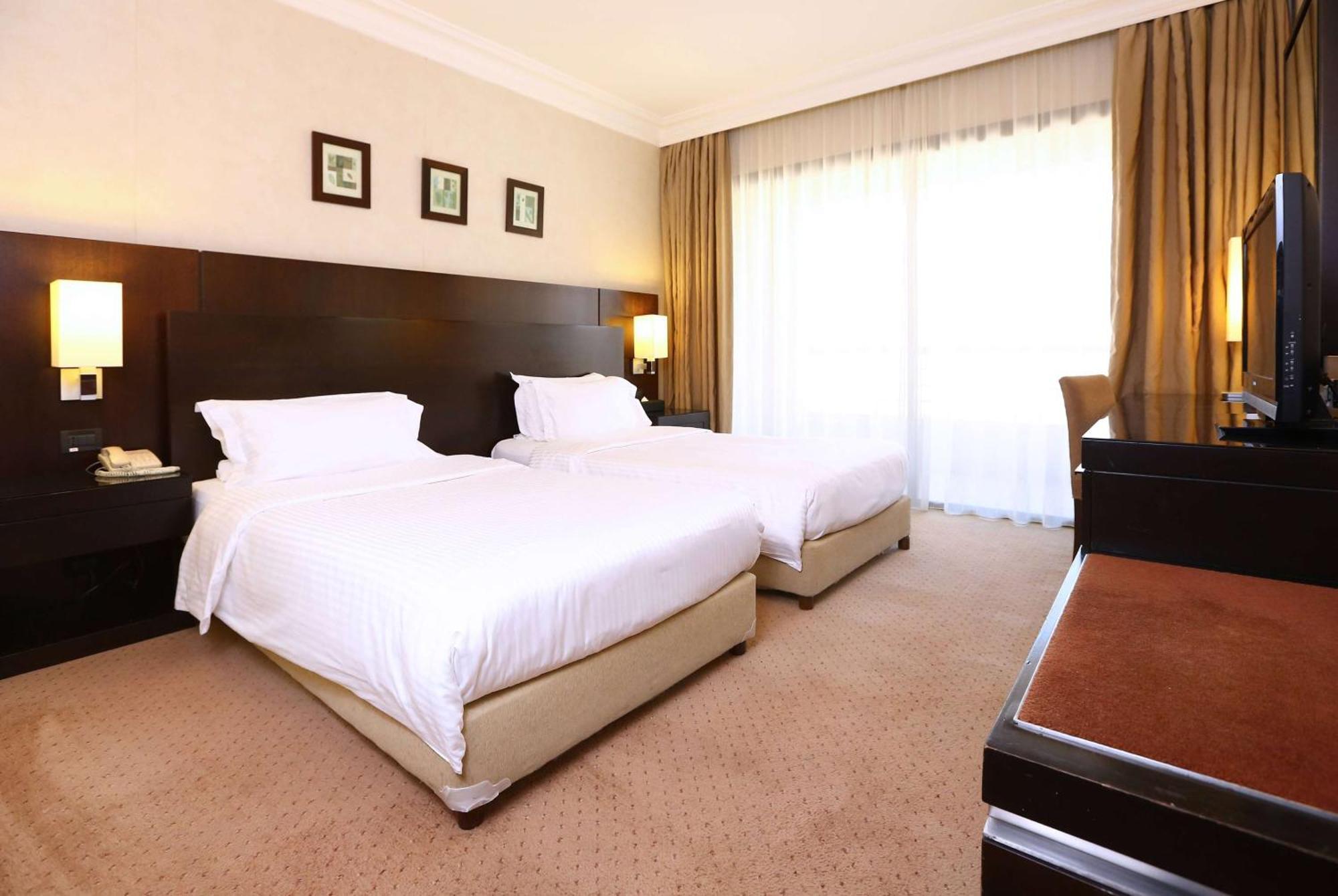Ramada Plaza By Wyndham Beirut Raouche Hotel Exterior foto