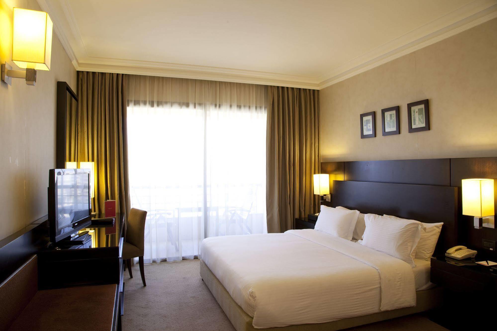 Ramada Plaza By Wyndham Beirut Raouche Hotel Exterior foto
