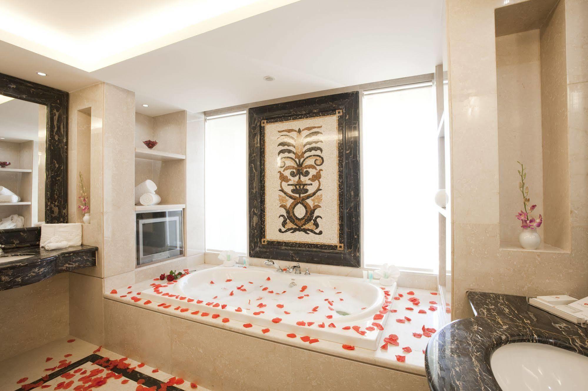 Ramada Plaza By Wyndham Beirut Raouche Hotel Exterior foto